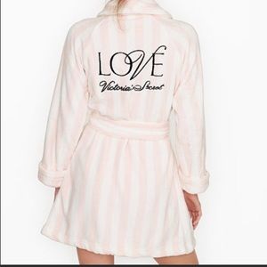 BNWT. STRIPED VICTORIA SECRET PLUSH ROBE